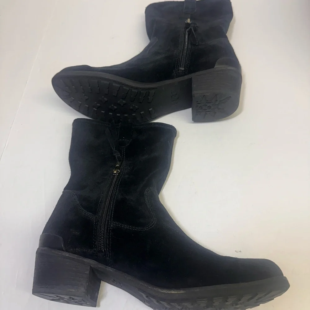 UGG elegant black